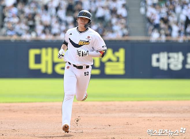 10일 오후 서울 송파구 잠실야구장에서 열린 '2026 신한 SOL Bank KBO리그' SSG 랜더스와 두산 베어스의 경기, 3회말 두산 박준순이 홈런을 날리고 그라운드를 돌고 있다. 잠실, 고아라 기자
