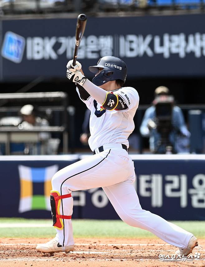10일 오후 서울 송파구 잠실야구장에서 열린 '2026 신한 SOL Bank KBO리그' SSG 랜더스와 두산 베어스의 경기, 3회말 두산 박준순이 홈런을 날리고 있다. 잠실, 고아라 기자