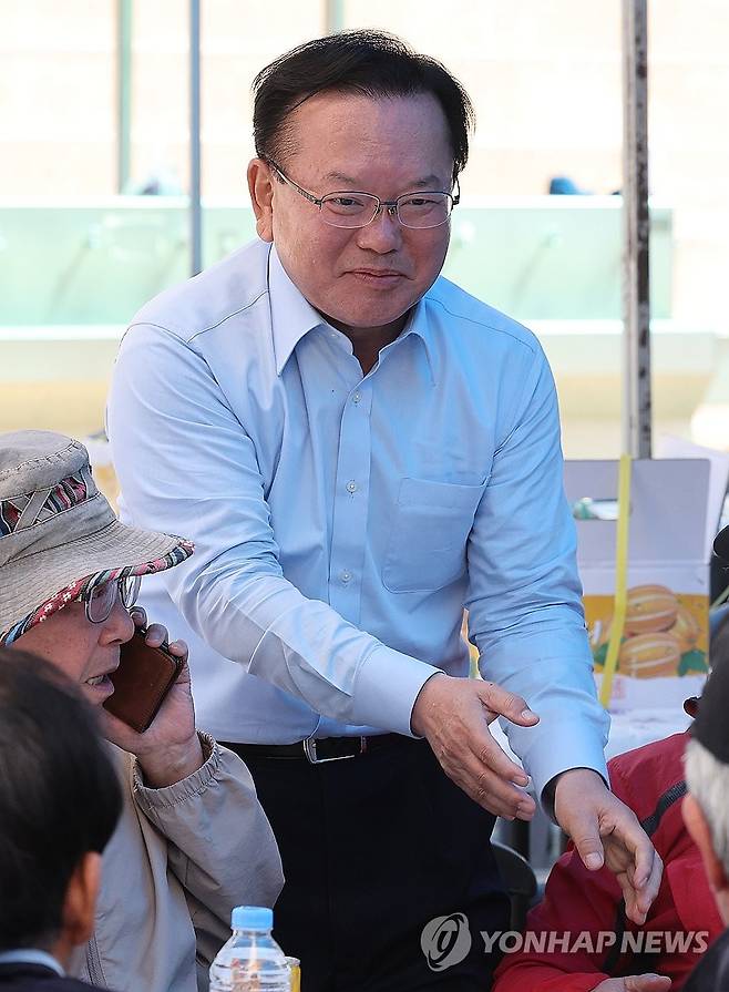 모교 총동창회 찾은 김부겸 (대구=연합뉴스) 윤관식 기자 = 더불어민주당 김부겸 대구시장 예비후보가 10일 대구 수성구 경북고등학교에서 열린 총동창회 체육대회를 찾아 동문과 인사하고 있다. 2026.5.10 psik@yna.co.kr
