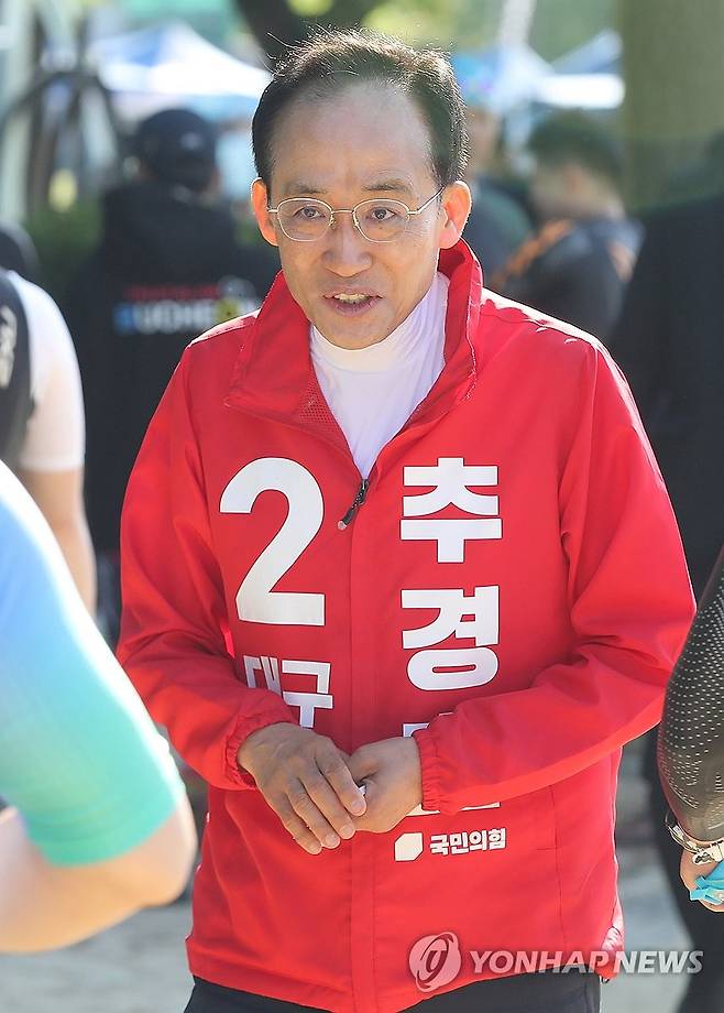 대구 철인3종 경기대회 찾은 추경호 (대구=연합뉴스) 윤관식 기자 = 국민의힘 추경호 대구시장 예비후보가 10일 대구 수성구 수성못에서 열린 대구시장배 철인3종경기대회를 찾아 시민들과 인사하고 있다. 2026.5.10 psik@yna.co.kr