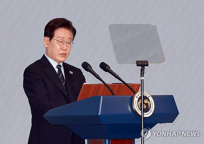 이재명 대통령, 어버이날 축사 (서울=연합뉴스) 한상균 기자 = 이재명 대통령이 8일 서울 중구 대한상공회의소에서 열린 어버이날 기념식에서 축사를 하고 있다. 2026.5.8  [청와대통신사진기자단] xyz@yna.co.kr