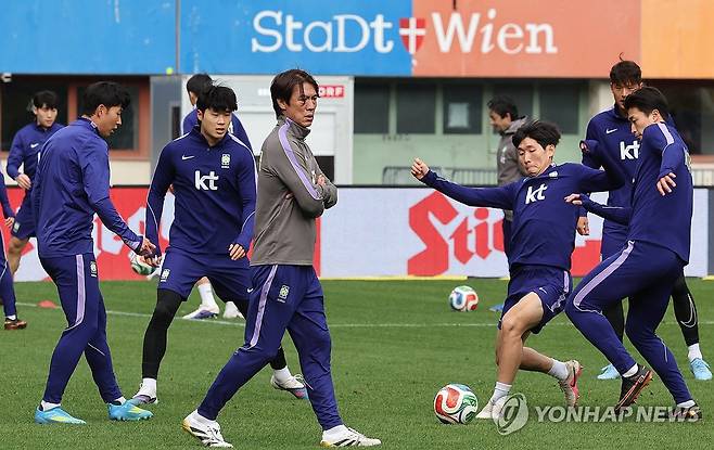 훈련지켜보는 홍명보 감독 (빈[오스트리아]=연합뉴스) 최재구 기자 = 오스트리아전을 하루 앞둔 30일(현지시간) 축구 국가대표팀 홍명보 감독이 경기가 열릴 에른스트 하펠 스타디움에서 훈련을 지켜보며 생각에 잠겨 있다. 2026.3.31 jjaeck9@yna.co.kr