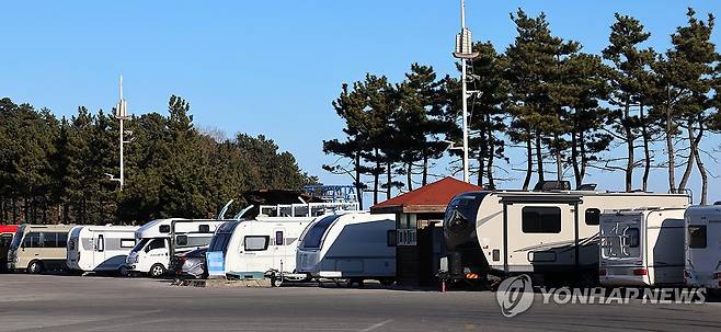 일출 명소 선점한 캠핑카들…강릉의 한 해변 주차장 [연합뉴스 자료사진] ※해당 기사와 직접 관련 없습니다.