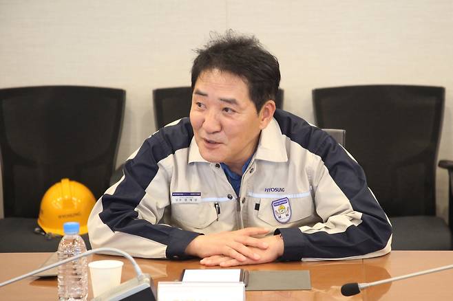 질문에 답변 중인 장재성 효성중공업 창원공장장(상무) (창원=연합뉴스) 장재성 효성중공업 창원공장장(상무)이 8일 창원공장에서 취재진 질문에 답변하고 있다. 2026.5.11 [효성중공업 제공. 재판매 및 DB 금지]