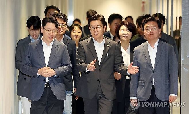 LG사이언스파크 방문한 정원오 서울시장 후보 (서울=연합뉴스) 더불어민주당 정원오 서울시장 후보(가운데)가 11일 서울 마곡동 LG사이언스파크에서 임우형 LG AI 연구원장과 대화하며 이동하고 있다. 2026.5.11 [국회사진기자단] photo@yna.co.kr