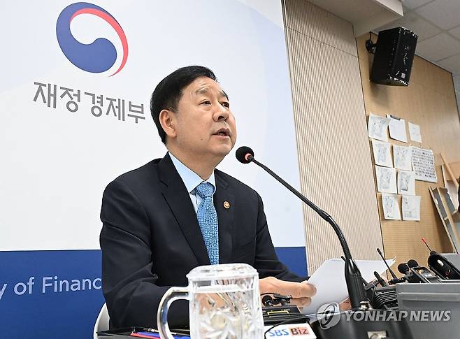 구윤철 부총리, 출입기자간담회 (서울=연합뉴스) 구윤철 부총리 겸 재정경제부 장관이 11일 정부세종청사 중앙동 재경부 기자실에서 열린 출입기자간담회에서 발언하고 있다. 2026.5.11 [재정경제부 제공. 재판매 및 DB 금지] photo@yna.co.kr