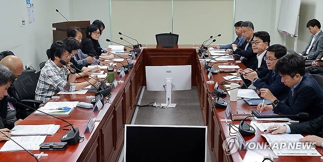 김성환 기후부 장관, 송전탑 반대 지역별 대표들과 간담회 (서울=연합뉴스) 신현우 기자 = 김성환 기후에너지환경부 장관이 8일 국회 의원회관에서 송전탑건설백지화 지역별 대책위원장들과 간담회를 하며 인사말하고 있다. 2026.5.8 nowwego@yna.co.kr