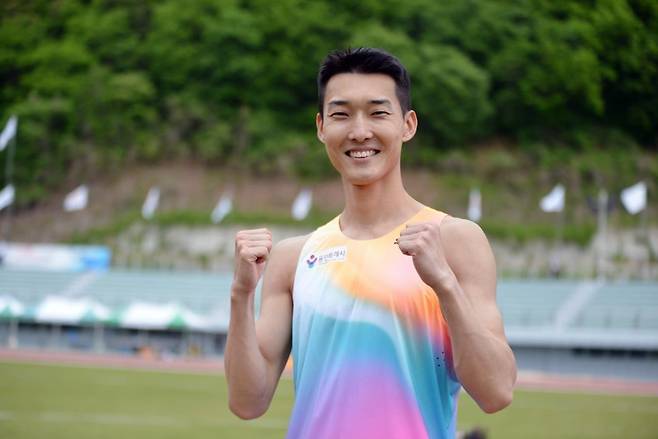 밝게 웃는 우상혁 (정선=연합뉴스) 김경윤 기자 = 우상혁이 11일 강원도 정선종합운동장에서 열린 제80회 육상경기선수권대회 남자 높이뛰기에서 우승한 뒤 포즈를 취하고 있다. 2026.5.11 cycle@yna.co.kr
