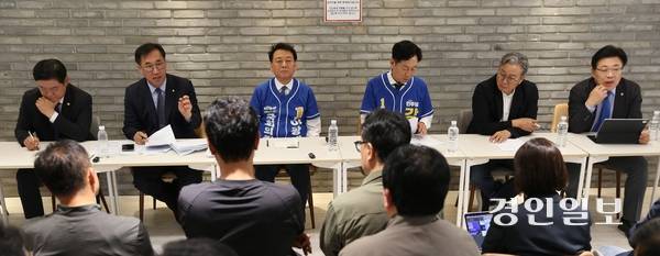 지난 11일 감일 포웰시티푸르지오카포레 커뮤니티시설에서  ‘하남 교통문제 해결을 위한 간담회’가 열렸다. 윤종군(왼쪽부터)  의원,  맹성규 국토위원장, 이광재 하남갑 후보, 강병덕 하남시장 후보, 손명수 의원, 안태준 의원이 참석자들과 대화를 하고 있다. 2026.5.12 하남/문성호기자 moon23@kyeongin.com