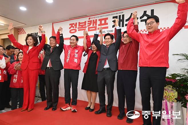 유정복 국민의힘 인천시장 예비후보가 12일 인천 미추홀구에서 열린 선거사무소 개소식에서 부인 최은영씨와 나경원, 안철수, 김문수 명예선거대책위원장들과 손을 들어 인사하고 있다. 정선식기자