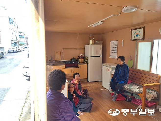 12일 인천 남동구 구월동 소재 '삼보노인정' 어르신들이 내부 열기를 식히기 위해 창문과 출입문을 모두 열어놓은 채 더위를 식히고 있다. 심형식 기자
