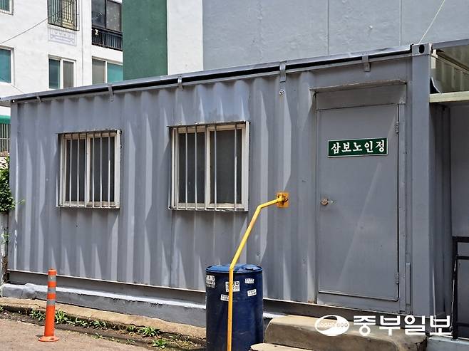 인천 구월동의 삼보노인정은 냉방시설 없는 컨테이너에 자리잡고 있다. 심형식 기자