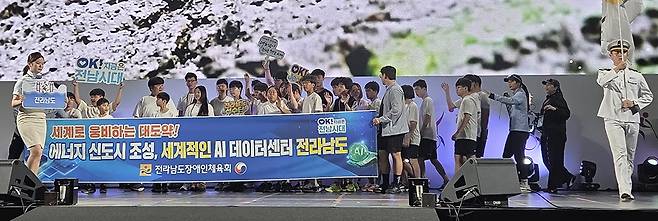 12일 부산 사직실내체육관에서 열린 제20회 전국장애학생체육대회 개막식에서 광주(사진 上)와 전남선수단이 입장하고 있다. <광주시·전남도장애인체육회 제공>