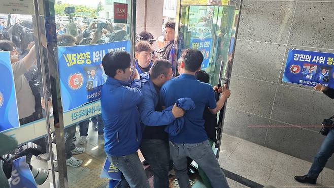 12일 더불어민주당 전남·광주·전북 공천자대회 행사장에 진입하려는 시민이 제지당하고 있다. /김성빈 기자 ksb@namdonews.com
