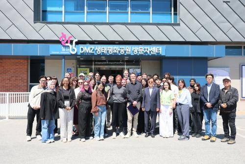 ◇네덜란드 폰티스대학 교수 및 학생 38명은 지난 9일 철원 DMZ생태평화공원 방문자센터와 용양늪, 제2땅굴, 철원평화전망대, 노동당사, 소이산 등 지역 내 주요 관광지를 둘러봤다.
