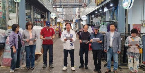 ◇무소속 김명기 횡성군수 예비후보가 12일 횡성전통시장에서 기자회견을 갖고 소상공인과 지역경제 회복을 위한 공약을 발표했다. 횡성=백진용기자