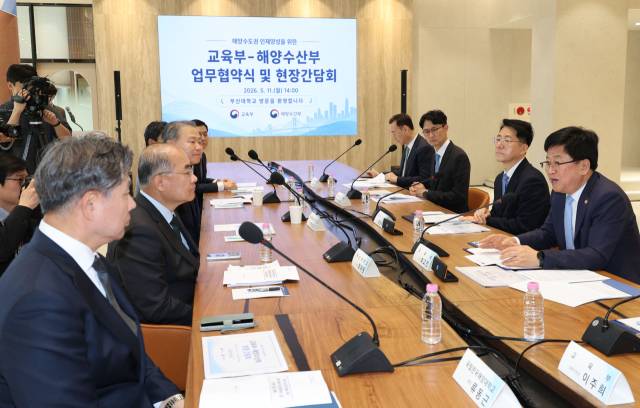 ‘해양수도권 인재양성을 위한 교육부-해양수산부 업무협약식 및 현장 간담회’가 11일 오후 부산대학교 인문관에서 열렸다. 이를 통해 지역대학과 산업계 협력을 강화하고 해양 분야 인재 양성과 연구개발 지원을 확대해 해양전문인재를 양성할 방침이다. 이재찬 기자 chan@