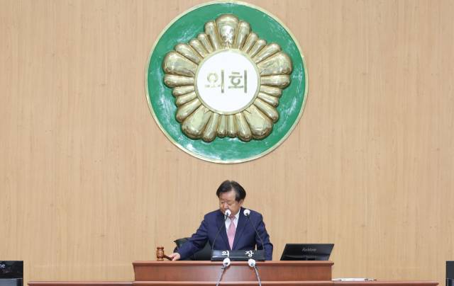 고성군의회는 11일 열린 제309회 임시회 2차 본회의에서 ‘민생활력지원금 지급 조례안’을 원안 가결했다. 조례안은 중동전쟁 등 대외 여건 변화로 인한 경제 불안 속에서 군민 생활 안정 도모와지역 경제 활성화를 위해 현금성 지원을 할 수 있도록 하는 내용을 담고 있다. 사무과 제공