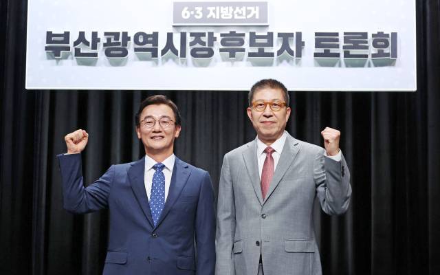 더불어민주당 전재수 부산시장 후보와 국민의힘 박형준 후보가 12일 부산MBC에서 열린 초청토론회에서 선전을 다짐하고 있다. 정종회 기자 jjh@
