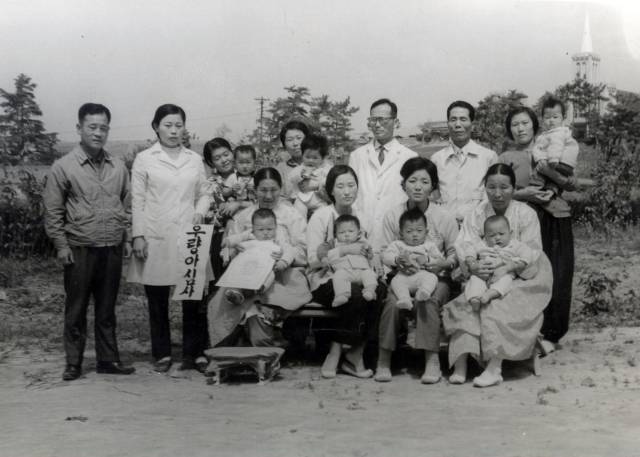 우량아 심사(1973년, 창원 대산면, 양해광기증기록물).
