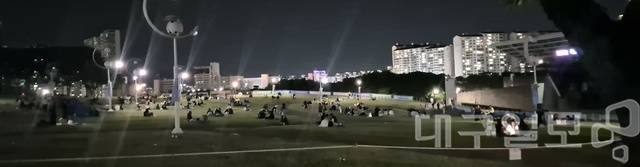 지난 10일 오후 10시께 찾은 두류공원 야외음악당 잔디광장에 나들이를 즐기고 있는 시민들로 가득하다. 권종민 기자