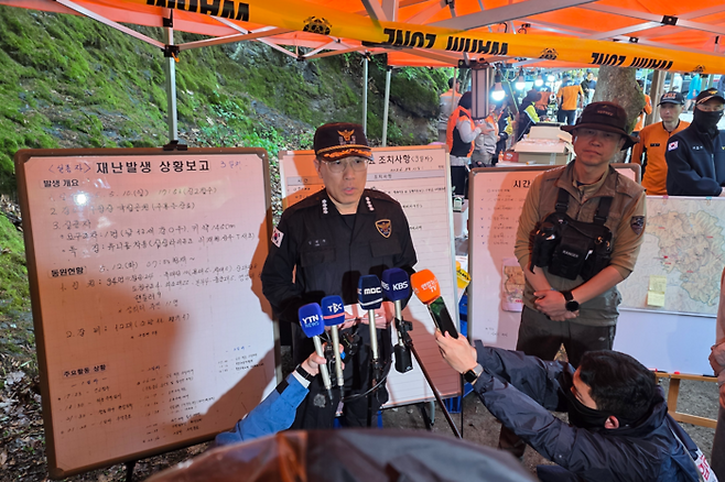 김택수 경찰서장이 실종 된 강군이 발견된 현장을 다녀온 뒤 기자들을 대상으로 브리핑을 하고 있다. <정운홍 기자>