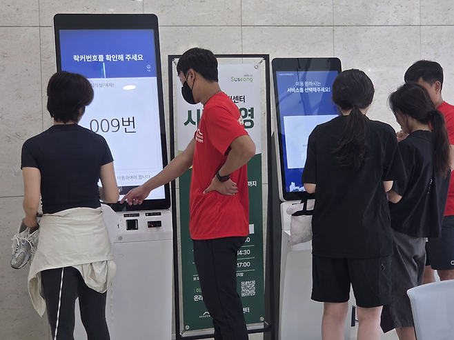 11일 오전 대구 수성구 수성행복드림센터 로비는 시범운영을 시작한 수영장과 헬스장을 이용하려는 시민들로 북적이고 있었다. 최시웅기자