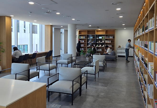11일 시범운영을 시작한 대구 수성구 수성행복드림센터 내 책문화센터 모습. 최시웅기자