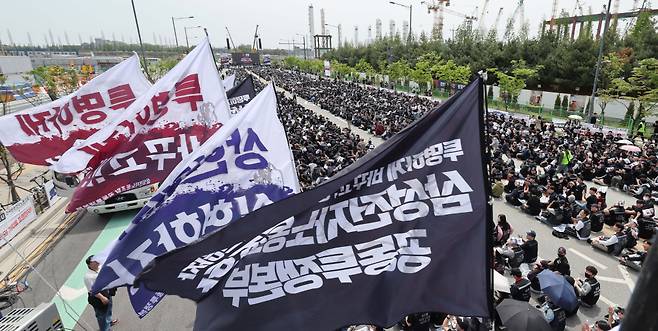 삼성전자노동조합 공동투쟁본부 조합원들이 지난달 23일 오후 경기 평택시 삼성전자 평택사업장 앞에서 열린 투쟁결의대회에서 구호를 외치고 있다. (공동취재)(연합뉴스)