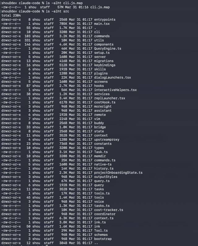 원격 설정·텔레메트리 구조의 단서가 보이는 클로드 코드 유출 캡처본. 사진 속 remote, stats, cost-tracker.ts, queryEngine.ts, context.ts, history.ts 같은 파일명은 클로드 코드가 단순 코딩 보조기가 아니라 사용 기록, 질의 흐름, 프로젝트 상태, 비용·사용량, 컨텍스트 관리와 맞물린 에이전트형 도구일 가능성을 보여준다. 한국 기업이 이런 도구를 내부 개발망에 들이면 문제는 "코드를 잘 짜주느냐"가 아니라 "무엇을 읽고, 무엇을 기록하고, 어떤 흐름을 외부 서버와 주고받느냐"로 바뀐다. 여기서 무서운 것은 모델의 내부 작동 방식 자체가 외부에 읽히기 시작했다는 점이다. / 해설=이상헌 기자