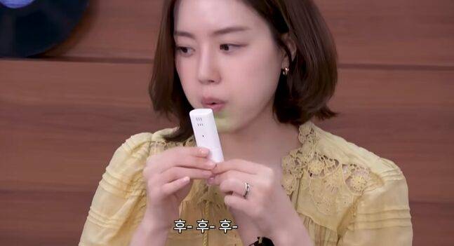 문채원이 루머 해명을 위해 구취 측정기를 불고 있다. 사진=유튜브 채널 '문채원' 캡처