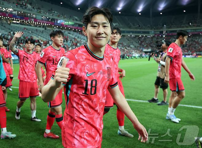대한민국 축구 국가대표팀 이강인이 10일 서울월드컵경기장에서 쿠웨이트와의 2026 북중미 월드컵 아시아 3차 예선 최종전에서 승리한 뒤 열린 11회 연속 월드컵 본선 진출 축하 행사에서 카메라를 보며 미소를 짓고 있다.2025.6.10 ⓒ 뉴스1 김진환 기자