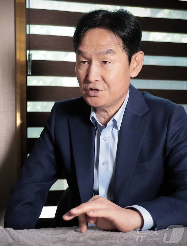 최용수 전 축구감독이 서울 강남구 더 리버사이드호텔 카페에서 뉴스1과 인터뷰를 하고 있다. ⓒ 뉴스1 권현진 기자