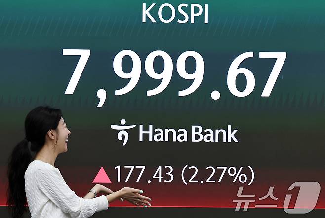 12일 오전 서울 중구 하나은행 본점 딜링룸 전광판에 코스피 지수가 상승세를 보이고 있다. 2026.5.12 ⓒ 뉴스1 구윤성 기자