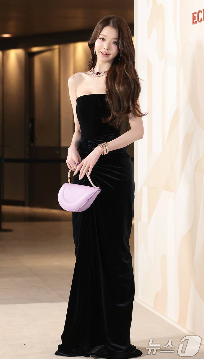 아이브 장원영이 12일 서울 광진구 비스타 워커힐 서울에서 열린 불가리 ’에클레티카‘ 하이 주얼리 이벤트에 참석해 매력을 발산하고 있다. ⓒ 뉴스1 권현진 기자
