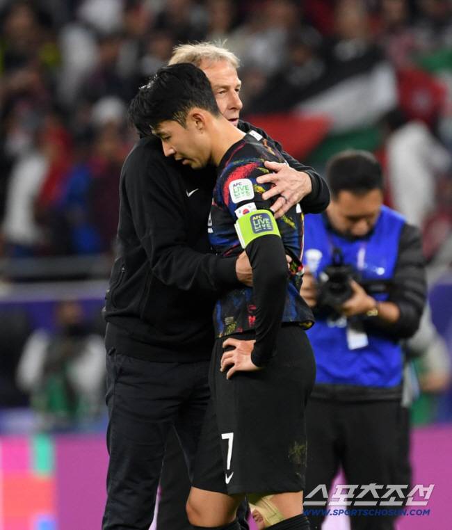 6일(현지시간) 카타르 알라이얀 아흐마드 빈 알리 스타디움에서 열린 2023 아시아축구연맹(AFC) 카타르 아시안컵 4강전 대한민국과 요르단의 경기. 경기에서 패한 대한민국 클린스만 감독과 손흥민이 아쉬워하고 있다. 알라이얀(카타르)=박재만 기자 pjm@sportschosun.com/2024.02.06/