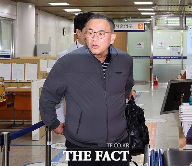 정치브로커 명태균 씨가 지난달 21일 오전 서울 서초구 중앙지방법에서 열린 정치자금법 위반 관련 1심 속행 공판에 출석하고 있다. /박헌우 기자