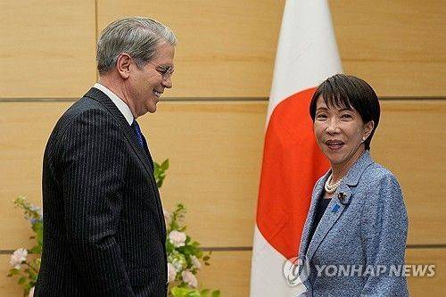 스콧 베선트 미국 재무장관(좌측)과 회담하는 다카이치 사나에 일본 총리 연합뉴스