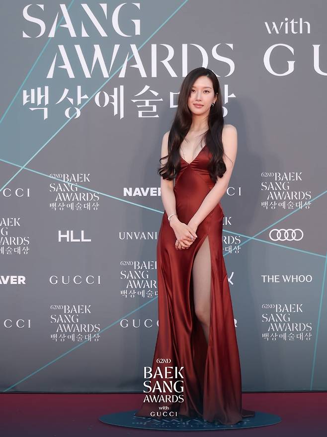 아미리(Amiri) 2026 FW 컬렉션의 버건디 컬러의 새틴 드레스를 입은 문가영.