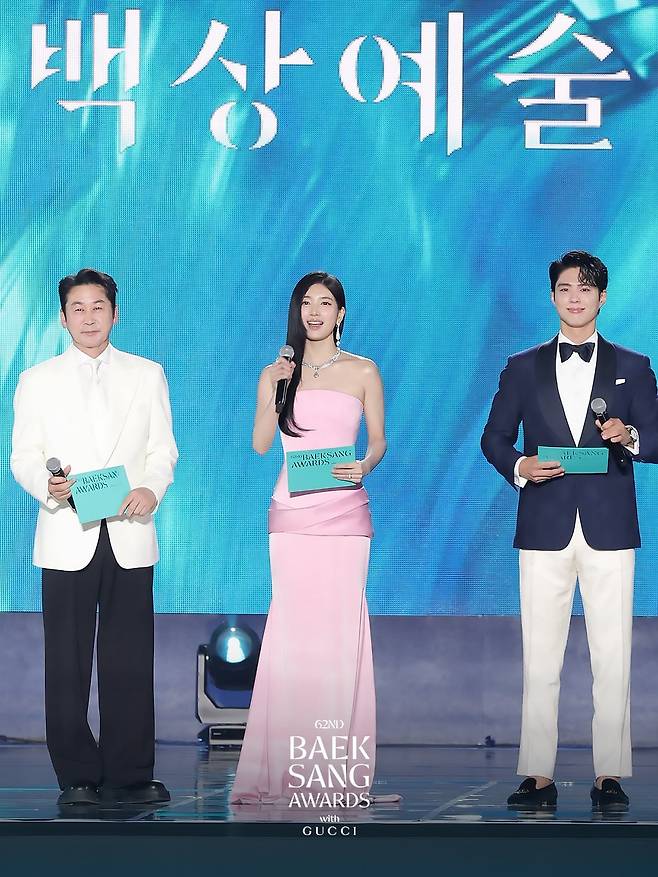 레드카펫과 시상식 1부에서 알렉스 페리의 핑크 드레스를 입은 수지. @baeksang.official