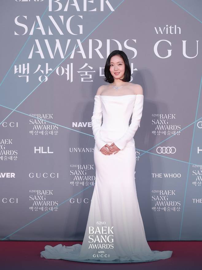 레아다글로리아의 순백 오프 숄더 드레스를 입은 김고은. @baeksang.official