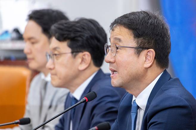 더불어민주당 한병도 원내대표가 12일 국회에서 22대 국회 3기 원내지도부 구성 후 처음으로 열린 원내대책회의에서 발언하고 있다. /연합뉴스