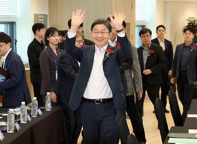 이억원 금융위원장이 지난 8일 서울 광진구 신용보증기금 광진지점에서 열린 NEST AI-Lab 론칭 데이에 참석하며 손을 흔들고 있다./뉴시스
