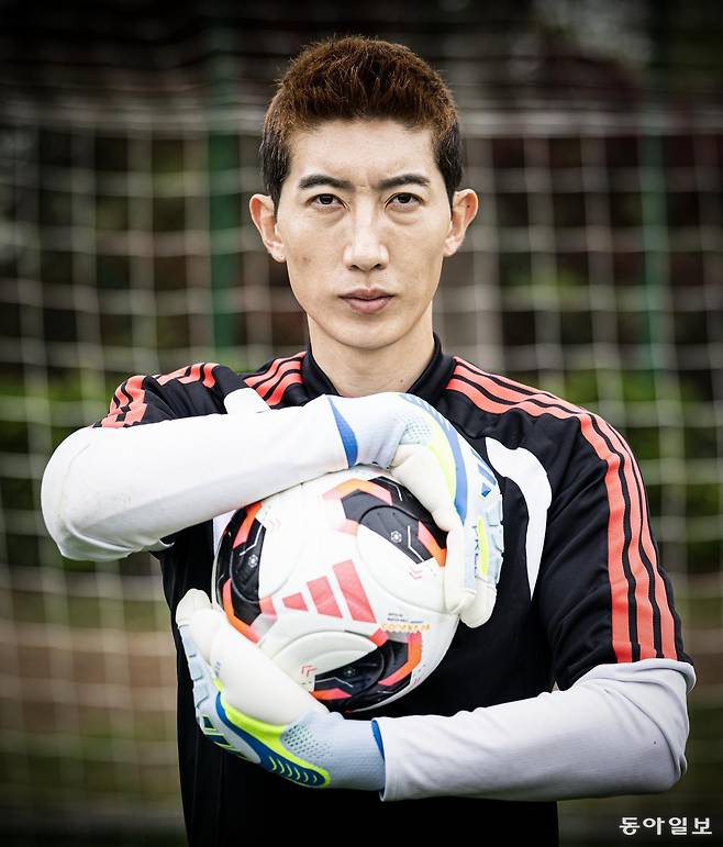한국 축구 대표팀 수문장 조현우가 울산 울산HD축구단 훈련장에서 두 손으로 공을 감싸는 포즈를 취하고 있다. 2026 북중미 월드컵을 앞두고 본보와 만난 조현우는 “월드컵이 끝난 뒤 딸들에게 칭찬을 듣기 위해 최선을 다해 상대의 슈팅을 막아내겠다”고 말했다. 울산=박형기 기자 oneshot@donga.com