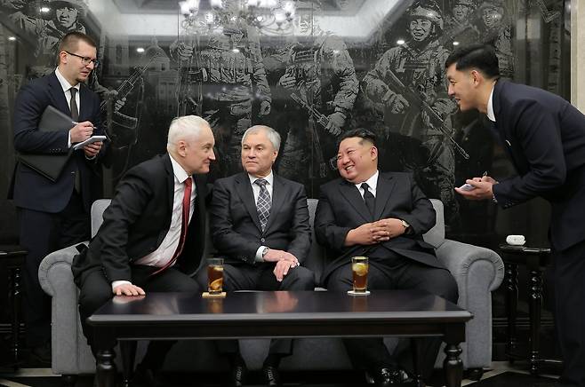 김정은 북한 국무위원장과 뱌체슬라프 볼로딘 러시아 하원의장, 안드레이 벨로우소프 러시아 국방장관(앉은 사람들 중 오른쪽부터)이 지난달 26일 북한 평양에서 열린 ‘해외 군사작전 전투위훈 기념관’ 준공식에 참석해 대화하고 있다. 11일 니혼게이자이신문은 북한이 우크라이나 전쟁에서 러시아를 지원한 대가로 연간 국내총생산(GDP)에 달하는 수익을 올렸다고 보도했다. 노동신문 뉴스1