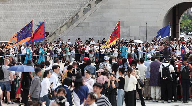 서울 낮 최고 기온이 25도까지 오르는 등 초여름 날씨를 보인 10일 서울 경복궁을 찾은 관광객들로 북적이고 있다. 2026.5.10 뉴스1