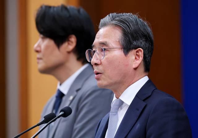 김용범 정책실장이 27일 청와대 춘추관에서 이날 열린 이재명 대통령과 데미스 허사비스 구글 딥마인드 최고경영자(CEO) 면담 관련 브리핑을 하고 있다. 왼쪽은 김우창 국가AI정책비서관. 연합뉴스