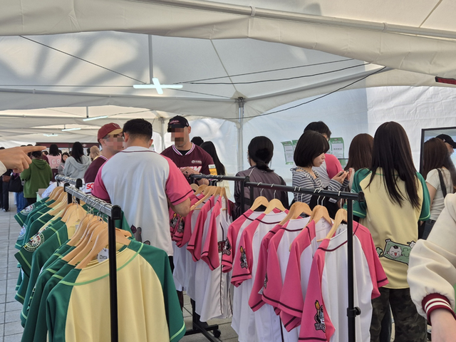 지난달 11일 서울 고척동 고척스카이돔 인근에 들어선 춘배 팝업스토어에서 키움 히어로즈 팬들이 춘배 유니폼을 고르고 있다. 네이버웹툰 제공