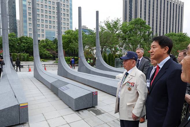 오세훈 국민의힘 서울시장 후보가 12일 서울 종로구 광화문광장에서 열린 ‘감사의 정원 준공식’에 참석해 6·25 참전유공자와 석재 조형물을 보고 있다. 공동취재사진