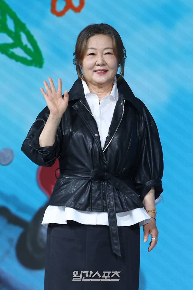 [포토] 김해숙, 인자한 손인사
